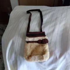 フェイクファー クロスボディバッグ　ウエストポーチタイプ