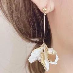 花びら 揺れる ロングイヤリング ピアス　ブライダル　結婚式 パールゴールド