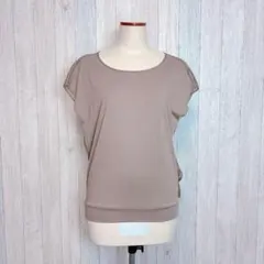 【INED】半袖ブラウス トップス バックリボン風 きれいめデザイン モカ Mのサムネイル