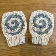 49 ハンドメイド　ぐるぐるモチーフ　渦巻きモチーフ　ハンドウォーマー手袋白青