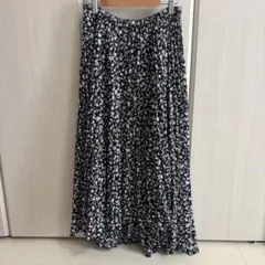 黒地に白い花柄 プリーツロングスカート