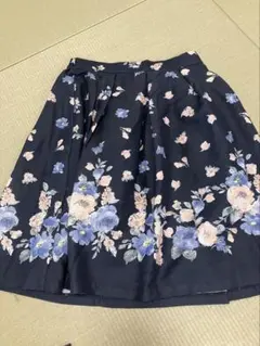 美品　デビュードフィオレ　膝丈スカート　サイズ38 ネイビー　花柄