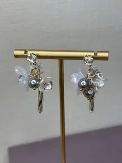 ピアス（イヤリング変更可能）フラワーデザイン シルバー系 ハンドメイド