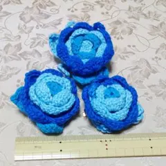 青い薔薇の編み物コサージュ