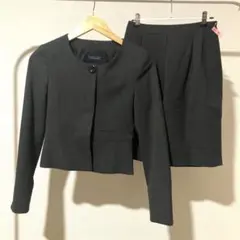 BLUE EAST ノーカラー スカートスーツ セットアップのサムネイル