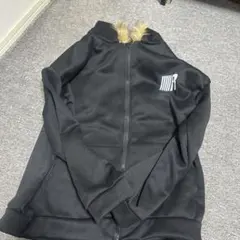 ファー付き黒パーカー