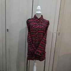 赤と黒のチェック柄シャツ
