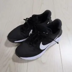 期間限定値下げ！Nike ストライプデザイン スニーカー 黒/白のサムネイル