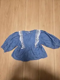 レース付き青バルーンスリーブシャツ