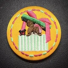 くまのがっこう　刺繍缶バッジ　イエロー　プレゼント