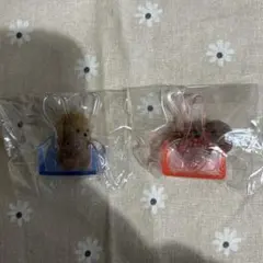 ミニチュア犬の置物セット（青・赤）