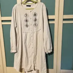 ぶ*ん様 ドラッグストアーズ　3番　刺繍入りアイボリー長袖シャツ