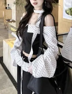 ドット柄オフショルダーシャツ