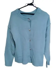 まだ肌寒い季節におすすめ水色の長袖カーディガン