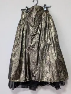 ゴールドとブラックのペイズリー柄フレアスカート