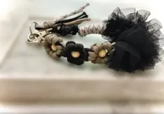 お花　スマホストラップ　黒　カーキ　フリル　バッグチャーム　タッセル