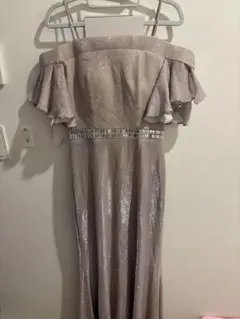 オフショルダー薄いピンクドレス