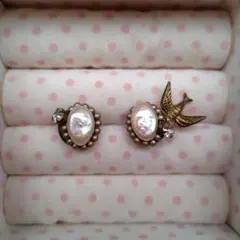 真珠と鳥モチーフのスタッドピアス