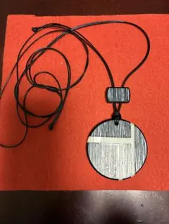 黒と白の円形ネックレス