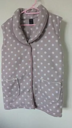 値下げ☆ベージュに白の水玉模様のフリースベスト