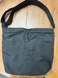 軽量ナイロンショルダーバッグ