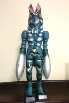 バルタン星人　ジャンボソフビ Amazon.co.jp: KAIJIN x One up バルタン星人 クリアレインボー ソフビ
