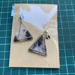三角形デザインのイヤリング