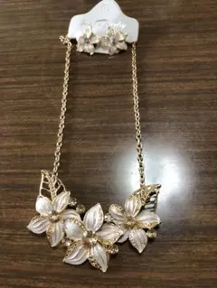ネックレスとピアス（白お花）