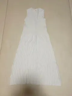 GUノースリーブニットワンピース　アイボリー　Sサイズ