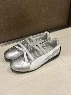 PUMA フラットシューズ シルバー レディースのサムネイル