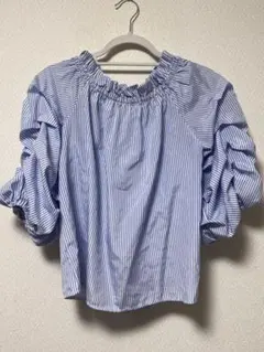 パフスリーブオフショルダーシャツ