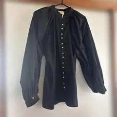 黒のバルーン袖シャツ・パールボタン付き