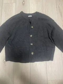 ダークグレー ボタン付きニットカーディガン