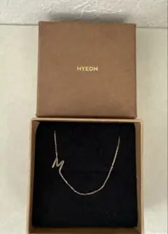HYEON イニシャル M ネックレス ゴールドカラー - メルカリ
