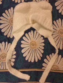 ホワイト耳あて付きニット帽(クマ耳)