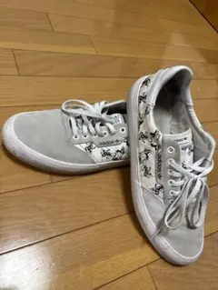 【adidas】 Disneyコラボ スニーカー グレー