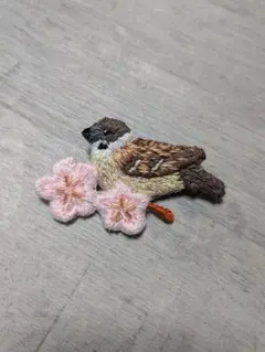 桜と雀　ブローチ　刺繍