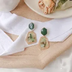 ラスト1点【新品未使用品】ピアス　緑　グリーン　レトロ　エレガント　レディース