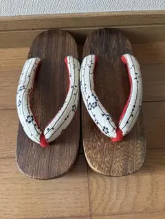 伝統的な木製下駄 花柄鼻緒付き