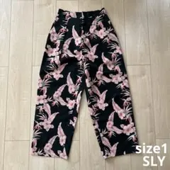 SLY ボタニカル柄ハイウエストテーパードパンツ サイズ1のサムネイル