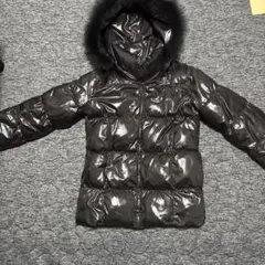 黒い光沢仕上げダウンジャケット