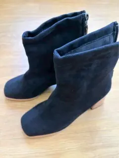 黒のスエードジッパーブーツ 中ヒール