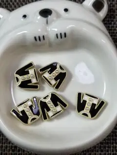 黒と金の衣服デザイン金属ビーズ5個セット
