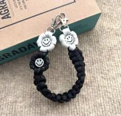 【再販】パラコード　ハンドスマホストラップ　☺︎ニコちゃん☺︎ お花　ハンドメイド