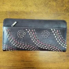 黒刺繍長財布