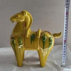 陶器製の黄色い馬の置物