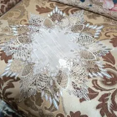 レース装飾のベージュテーブルクロス