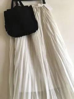 ロングスカート　ホワイトベージュ　M〜L　フレア　きれいめ　黒　フリル バッグ