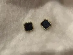 黒いスクエア型ピアス(両耳用)