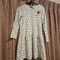 BeBe 花柄長袖フレアワンピース グレー 140cm